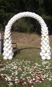 arco para boda decorado con globo blanco