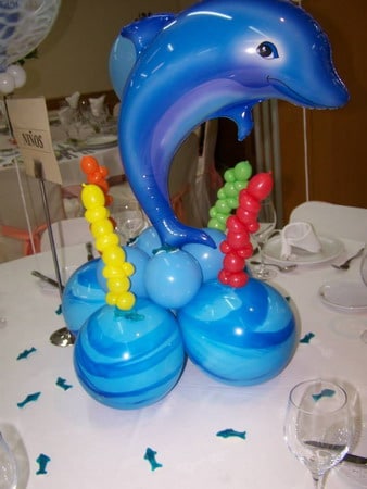 detalle de delfin con globos