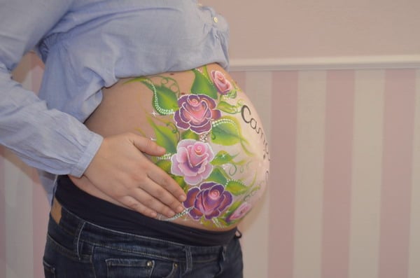 Belly painting: pintar dibujos en la barriga de las embarazadas