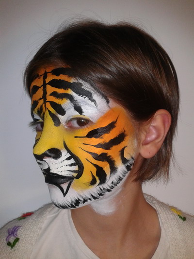 como maquillar y hacer una cara de tigre paso 8
