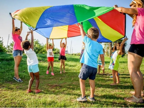 Juegos con paracaídas para niños en fiestas infantiles a domicilio