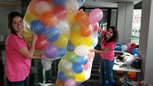 decoraciones con globos con animadores para fiestas infantiles