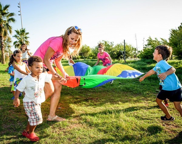 actividades y juegos de paracaídas con niños