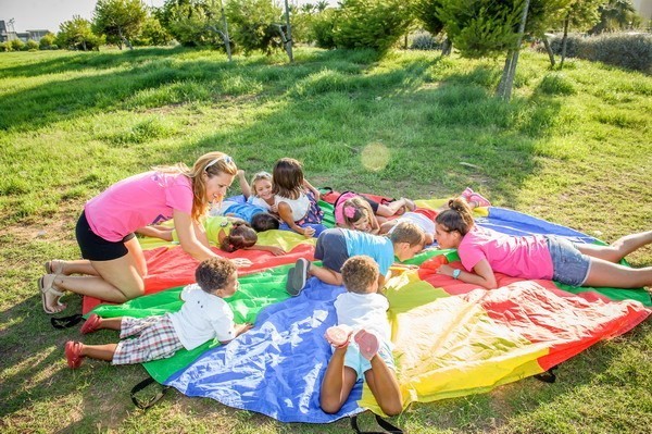 la actividad del paracaídas es genial para las animaciones infantiles