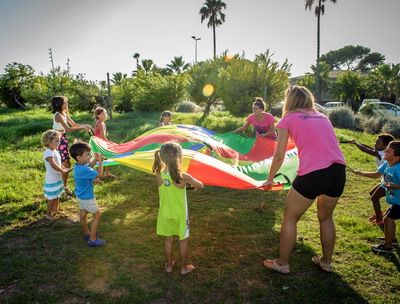 jugando con niños en un parque al aire libre con superanimaciones