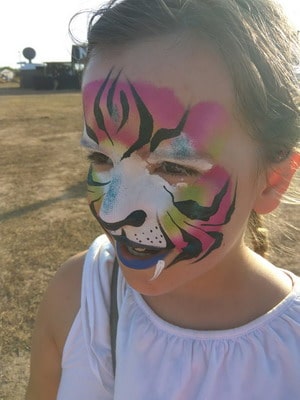 maquillaje de carnaval niña al aire libre