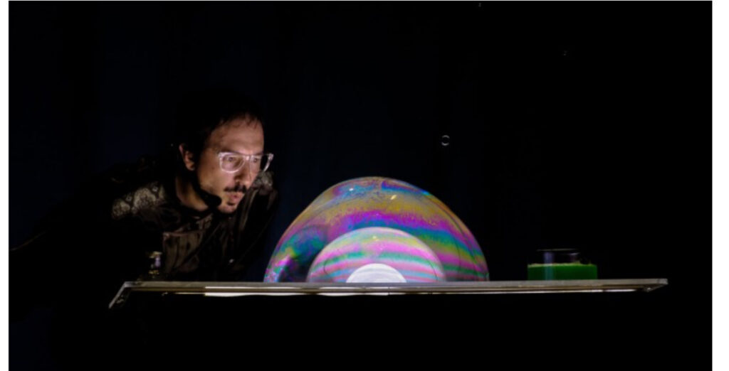 Espectáculo de pompas gigantes de jabón en Madrid